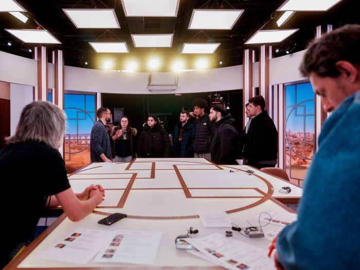 Etudiants en journalisme de Narratiiv sur plateau télévision