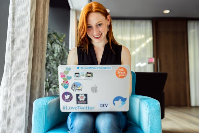 Chargée de communication en télétravail