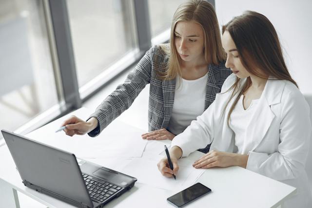 chargé de clientèle communication deux femmes devant un ordinateur