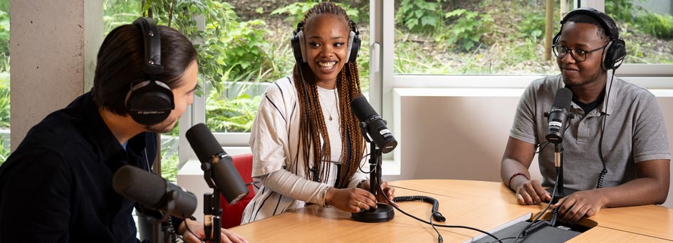 Étudiants Narratiiv autour d'une table radio