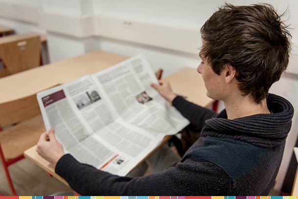 Etudiant entrain de lire le journal